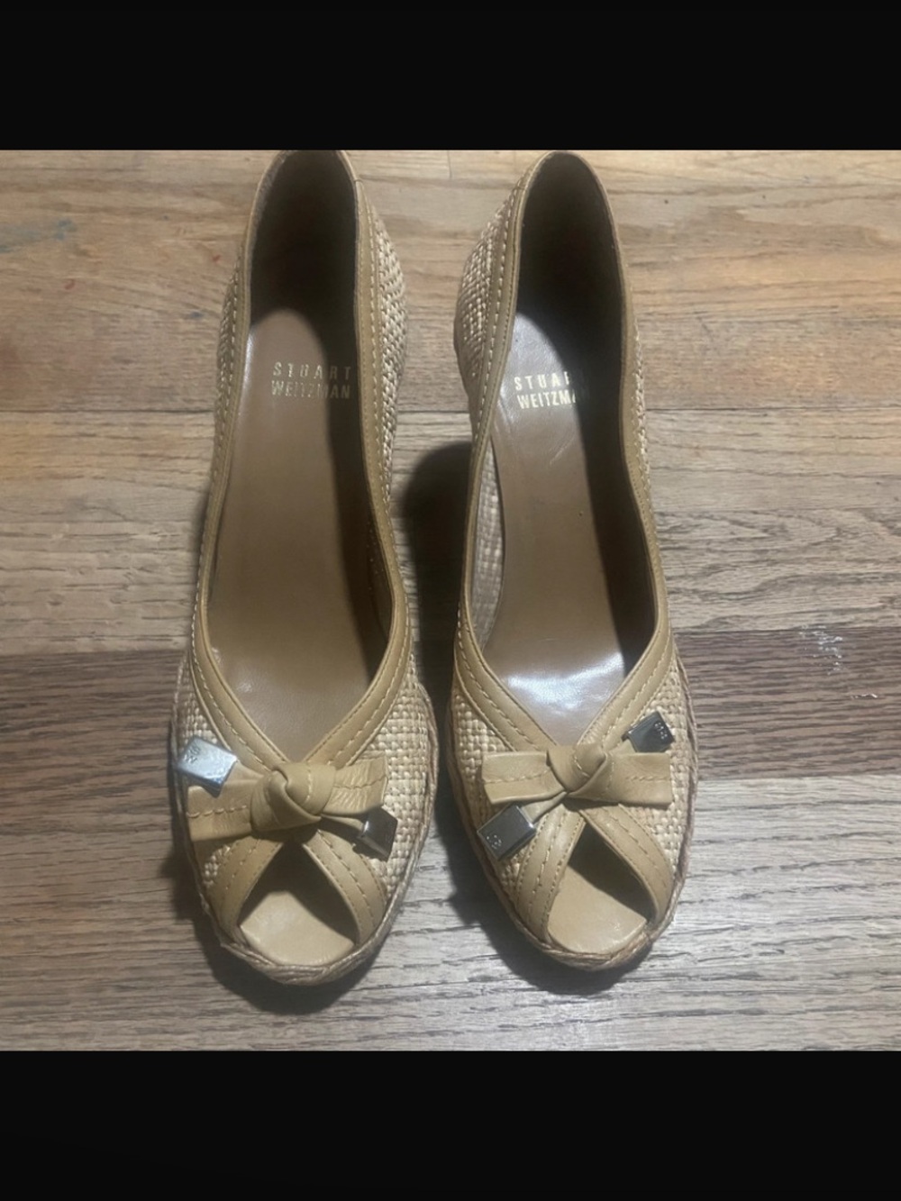 Stuart Weitzman 6 Woven Straw & Leather Peep-Toe Bow Wedge Pumps
